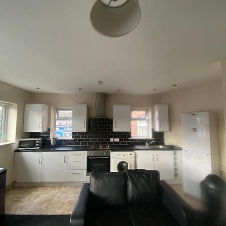 Cosy Living Lägenhet Camberley Exteriör bild